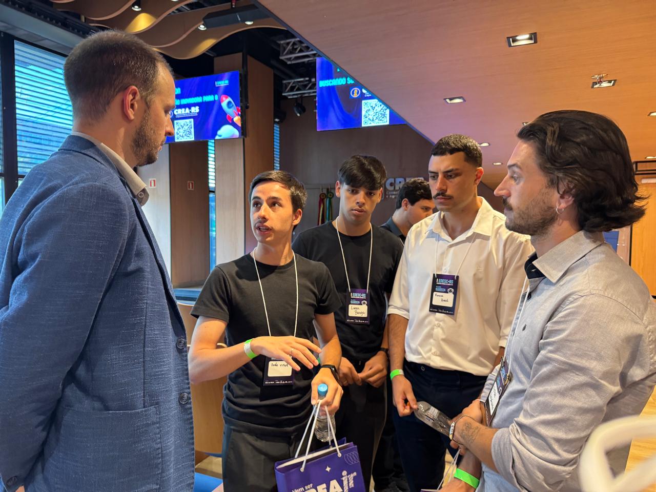 Ao final da palestra, o engenheiro atendeu os estudantes
